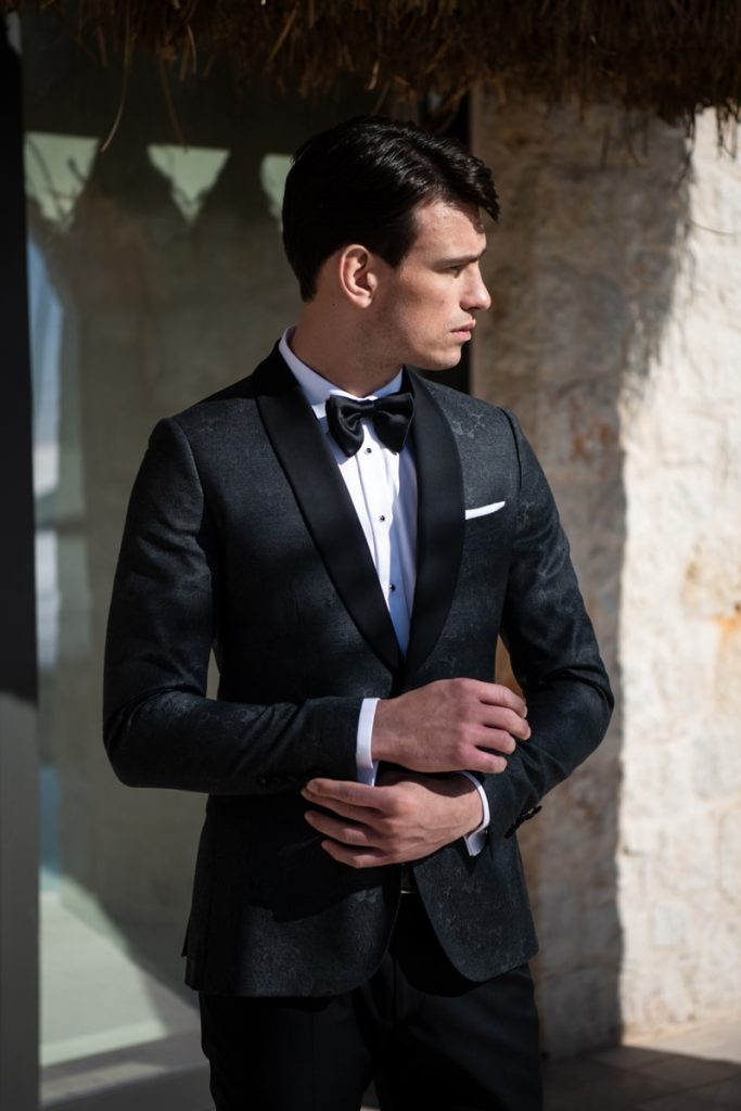 elegancki mężczyzna w czarnym garniturze